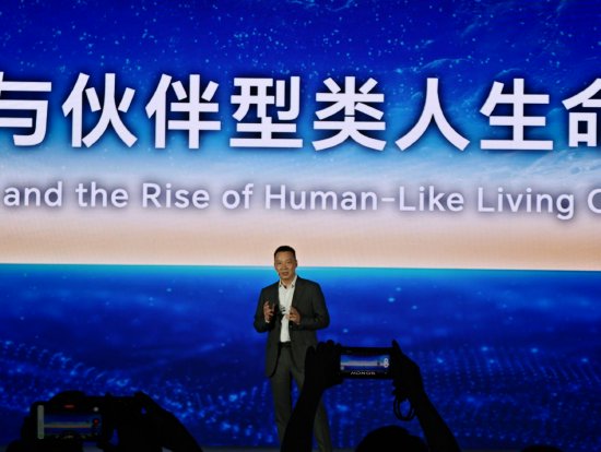 直击WAIC丨荣耀CEO李健：智能体操作系统将拥有基础生命特征、认知记忆系统、自我意识和灵魂